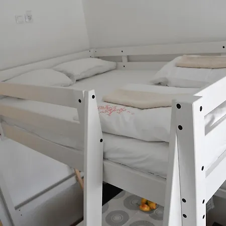 In The Center Βελιγράδι